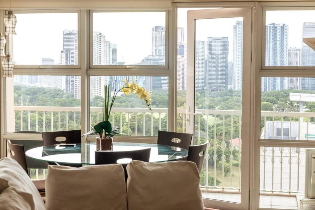 Apartment Cozy 2-bedroom In The Venice Luxury Residences Manila